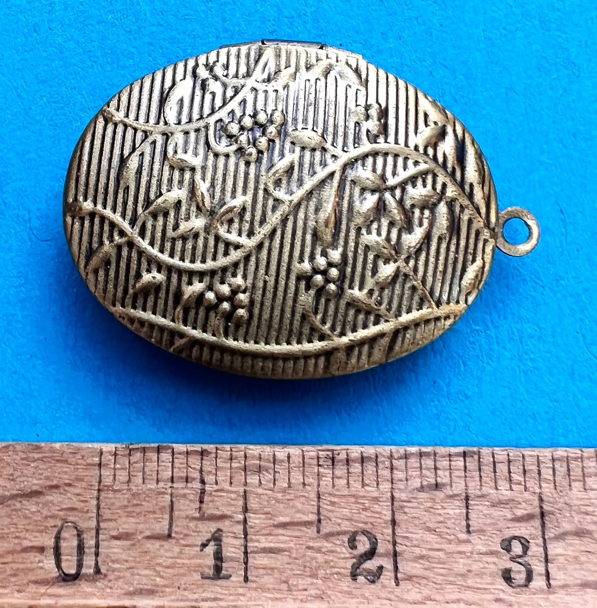 3.5cm Embossed Bonze Tone Locket