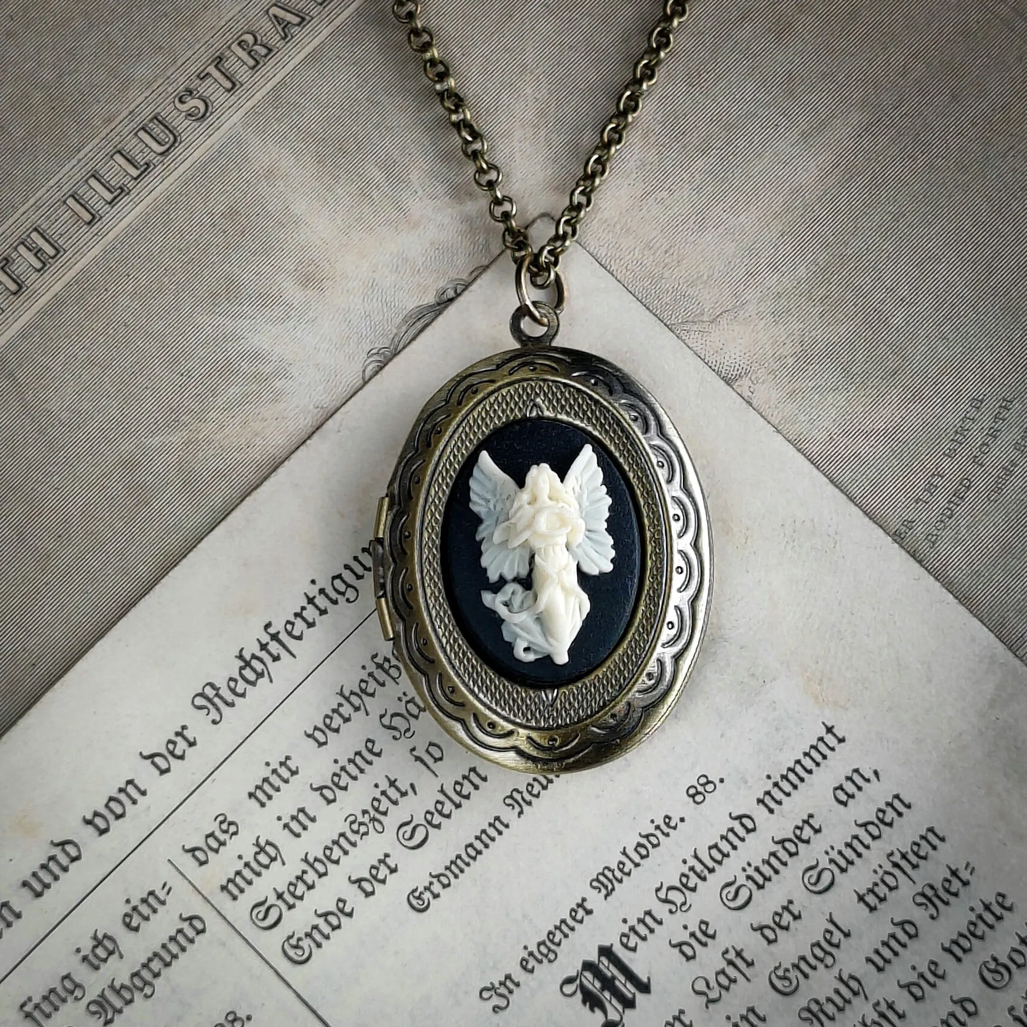 Angel Cameo Oval Vintage Style Locket