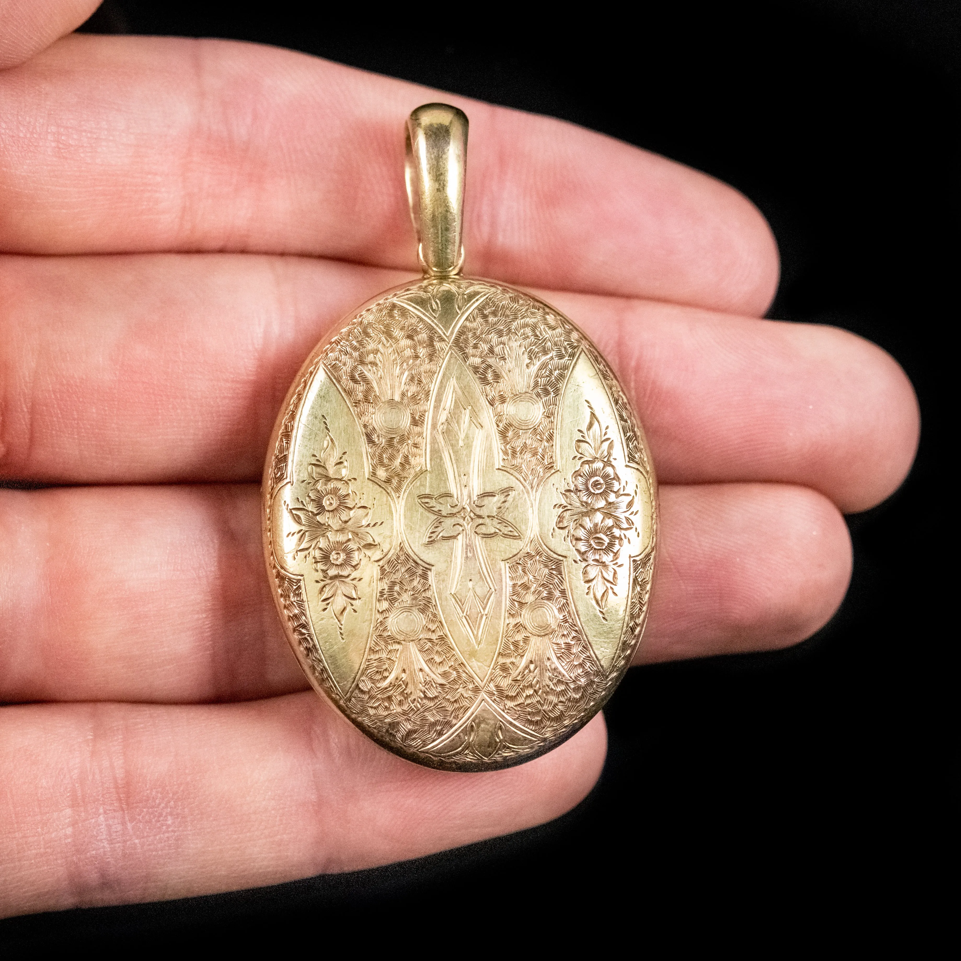 Antique Victorian Engraved Solid 15Ct Gold Locket Circa 1900