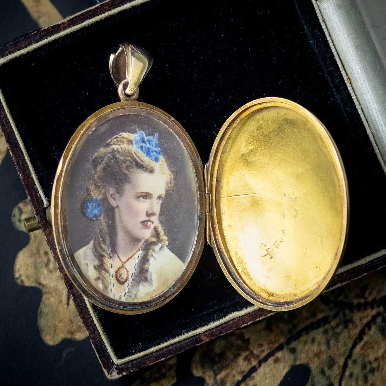 Antique Victorian Horseshoe Locket 18ct Gold With Coloured Photograph