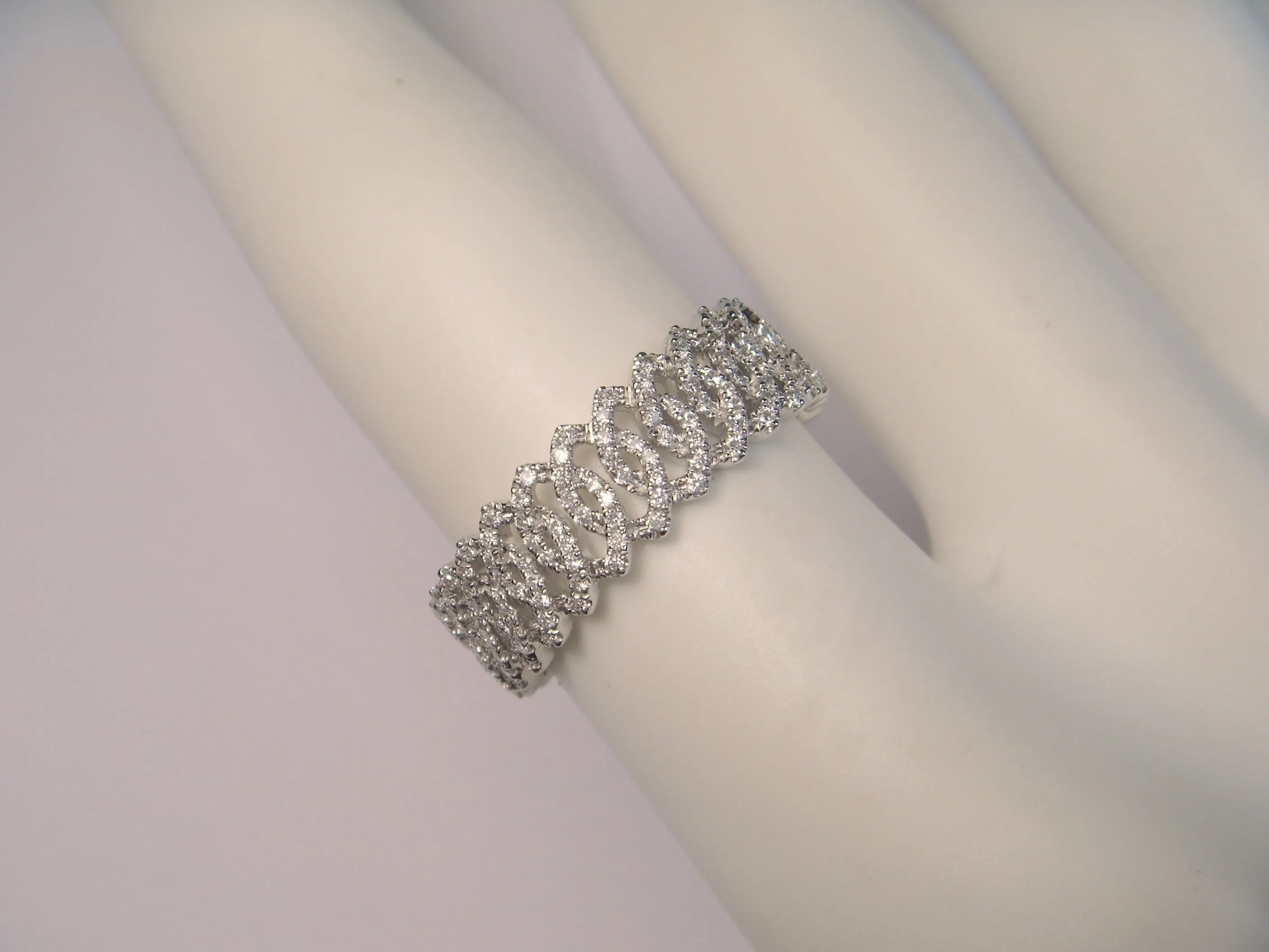 Beautiful 18K White Gold Hidalgo Diamond Eternity Wedding Band Ring