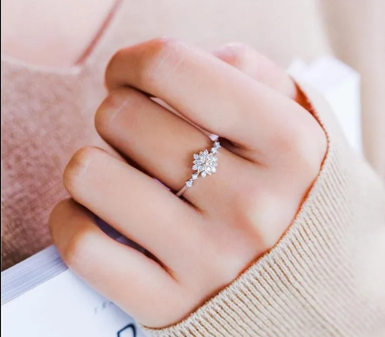 Cute Dainty Women's Snowflake Finger Rings Delicate Rings Jewelry Gold Color Separations Elegant Wedding Rings