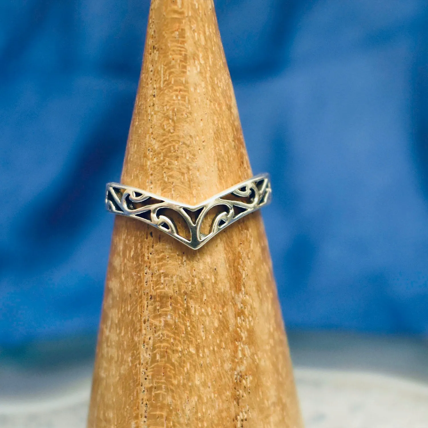 Detailed V band Ring (925) Sterling Silver