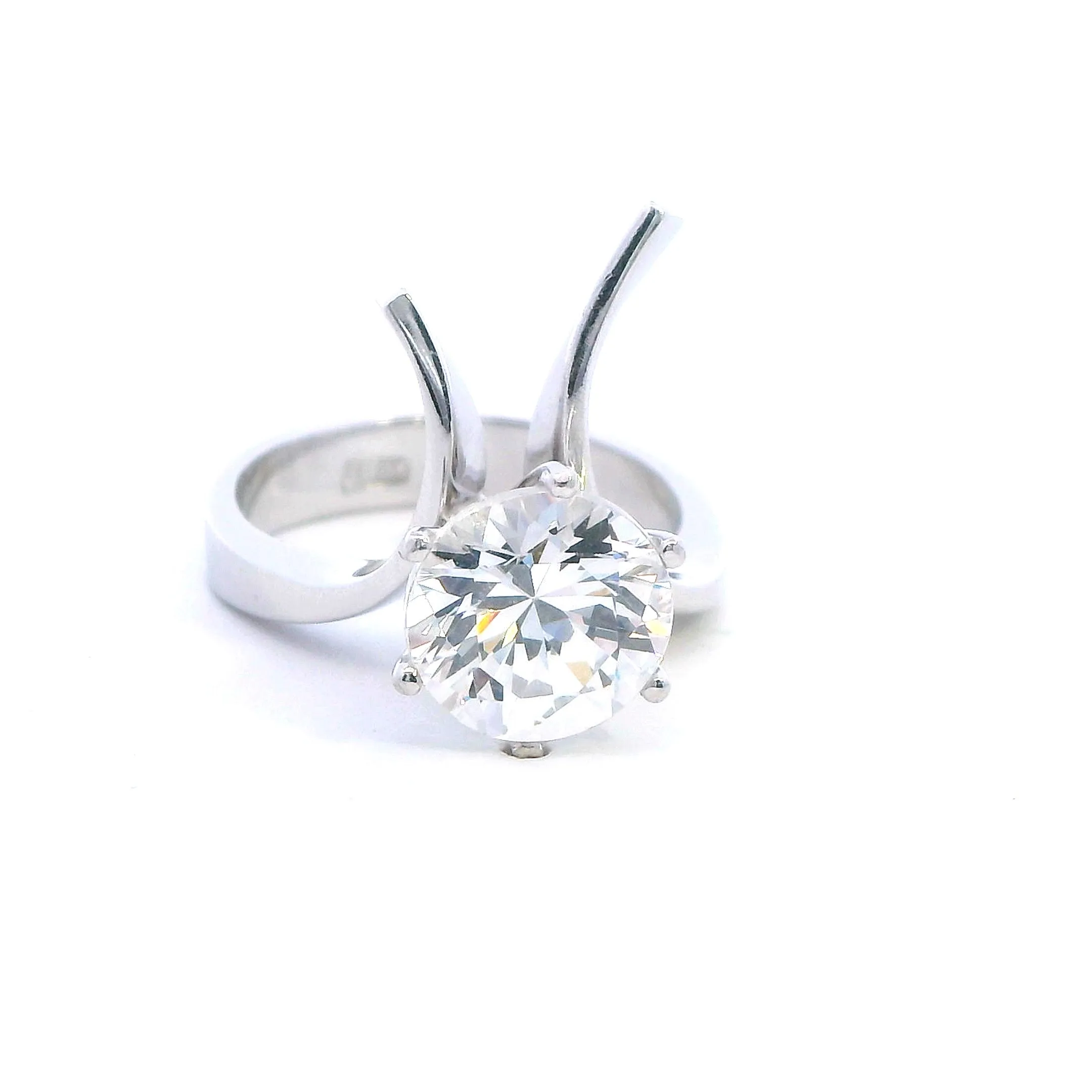 Elegant White Gold Cubic Zirconia Ring - A Dazzling Statement of Style