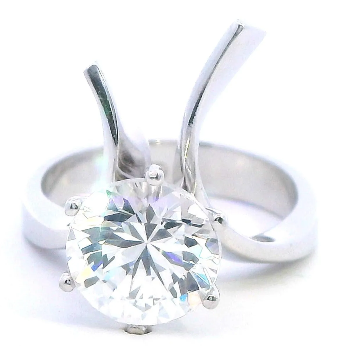 Elegant White Gold Cubic Zirconia Ring - A Dazzling Statement of Style