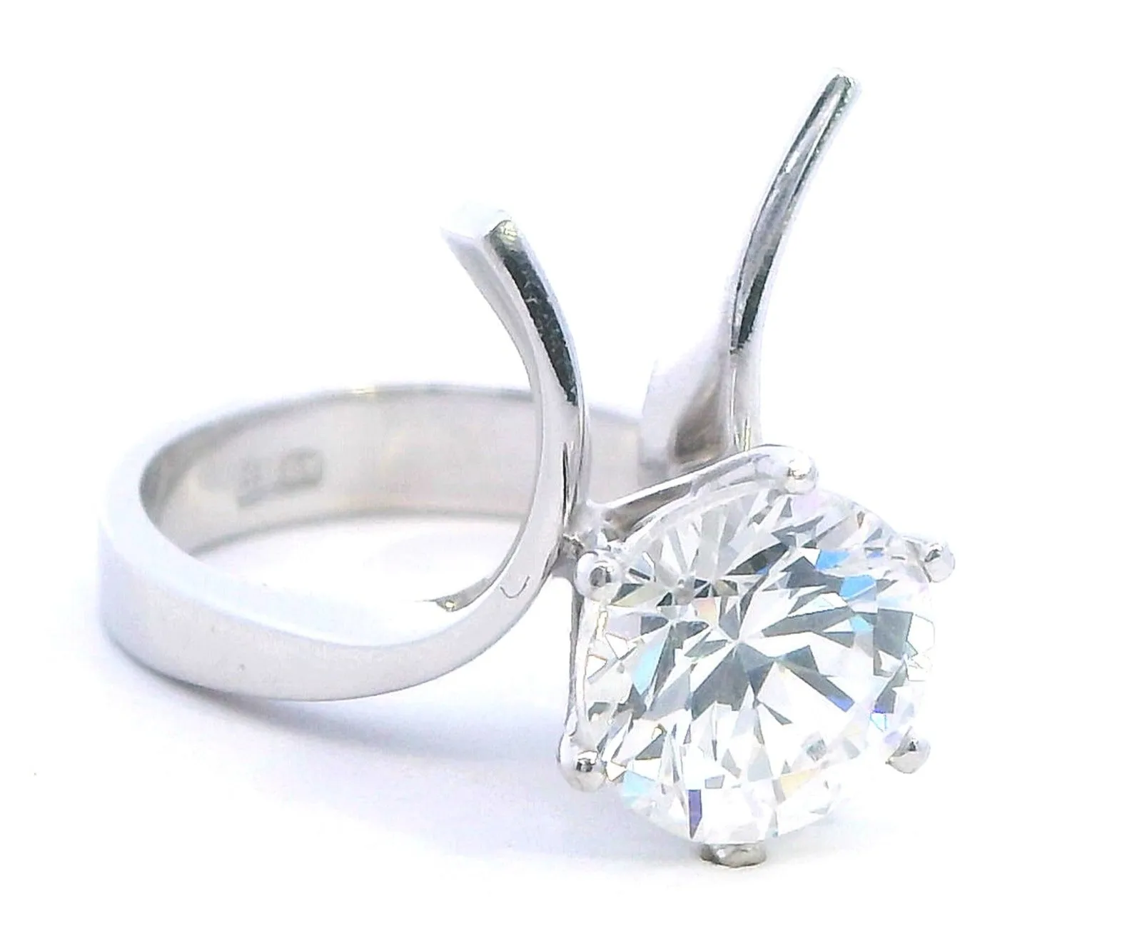 Elegant White Gold Cubic Zirconia Ring - A Dazzling Statement of Style