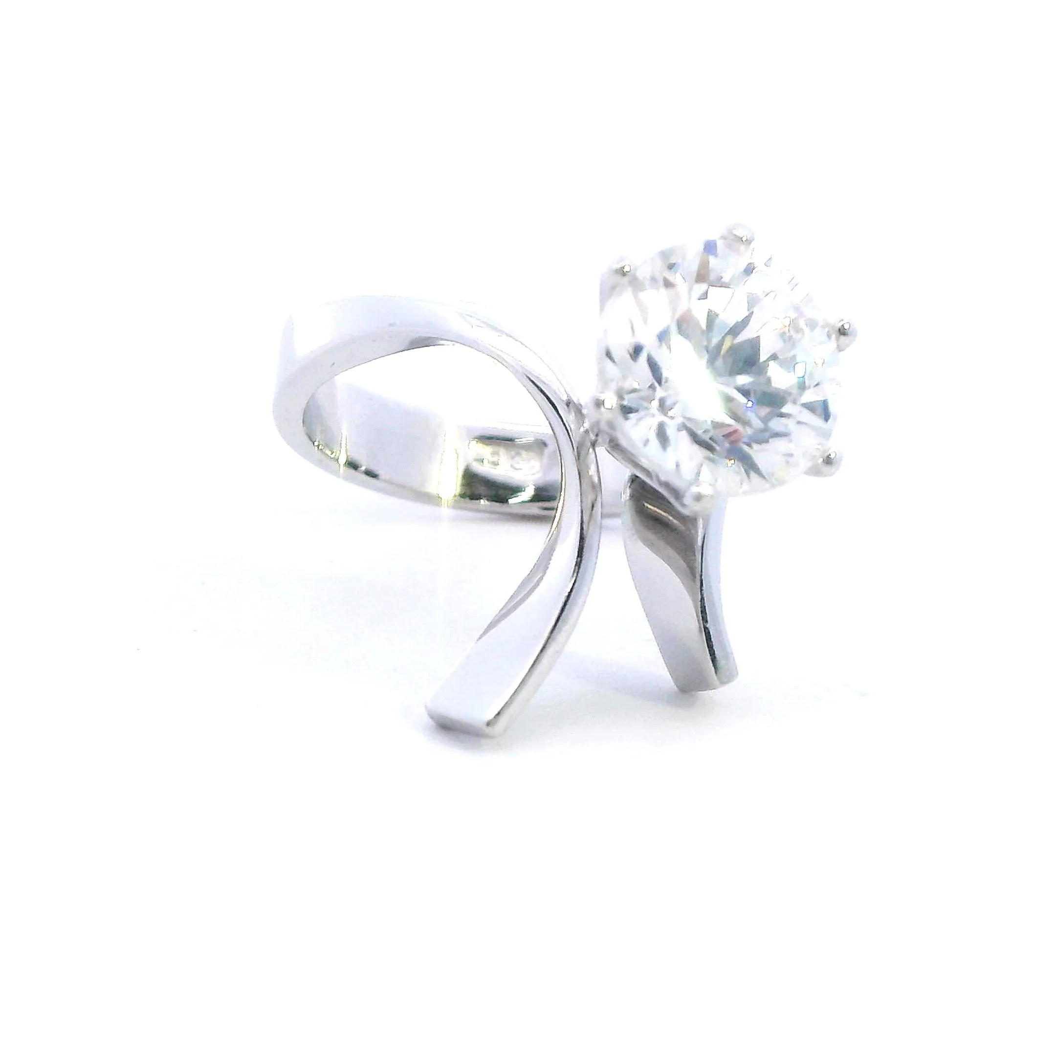 Elegant White Gold Cubic Zirconia Ring - A Dazzling Statement of Style