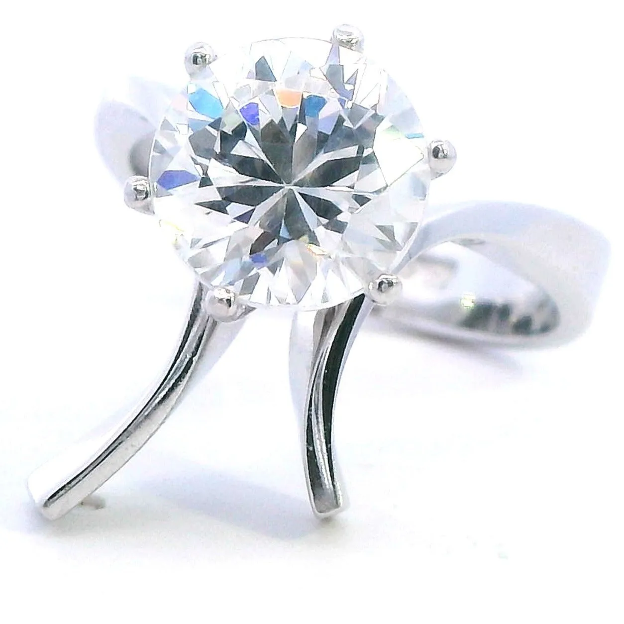 Elegant White Gold Cubic Zirconia Ring - A Dazzling Statement of Style