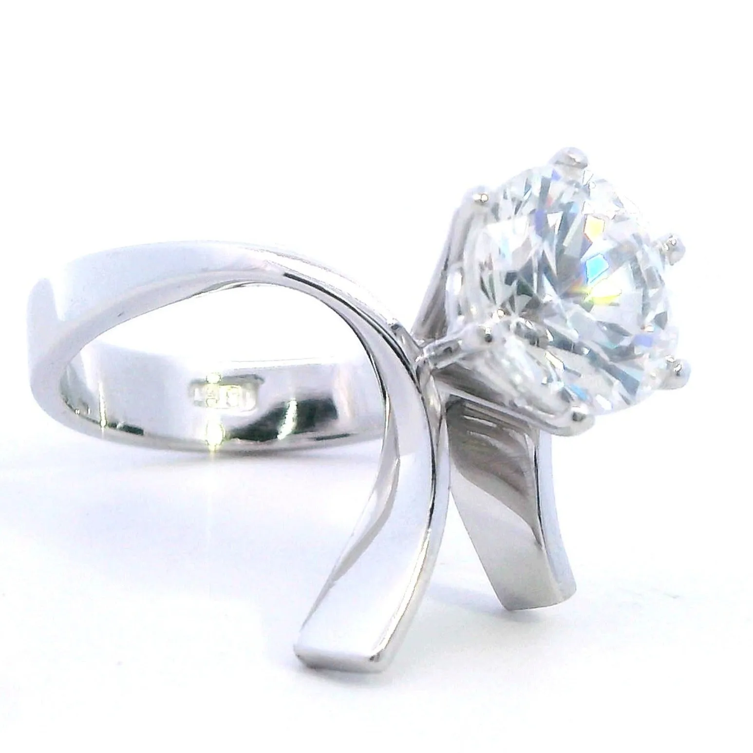 Elegant White Gold Cubic Zirconia Ring - A Dazzling Statement of Style