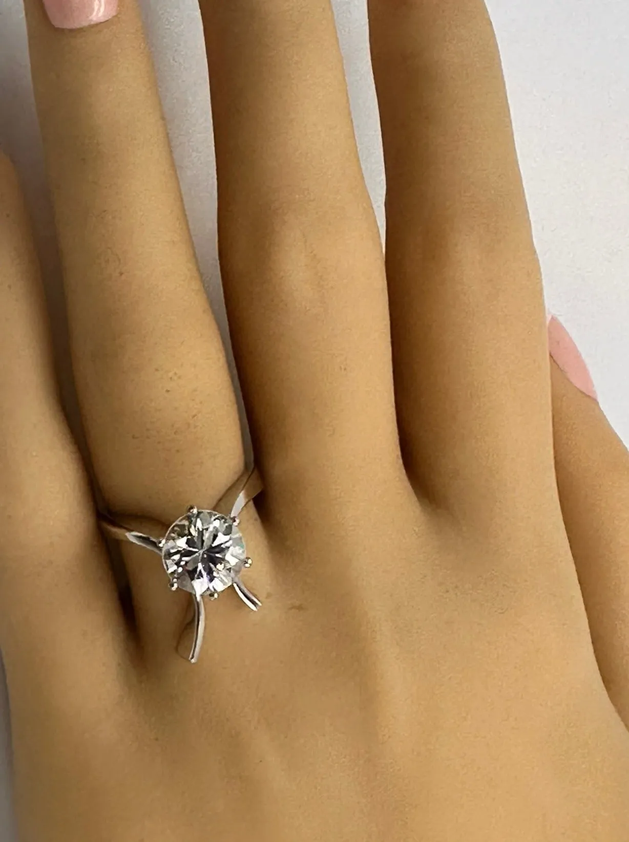 Elegant White Gold Cubic Zirconia Ring - A Dazzling Statement of Style