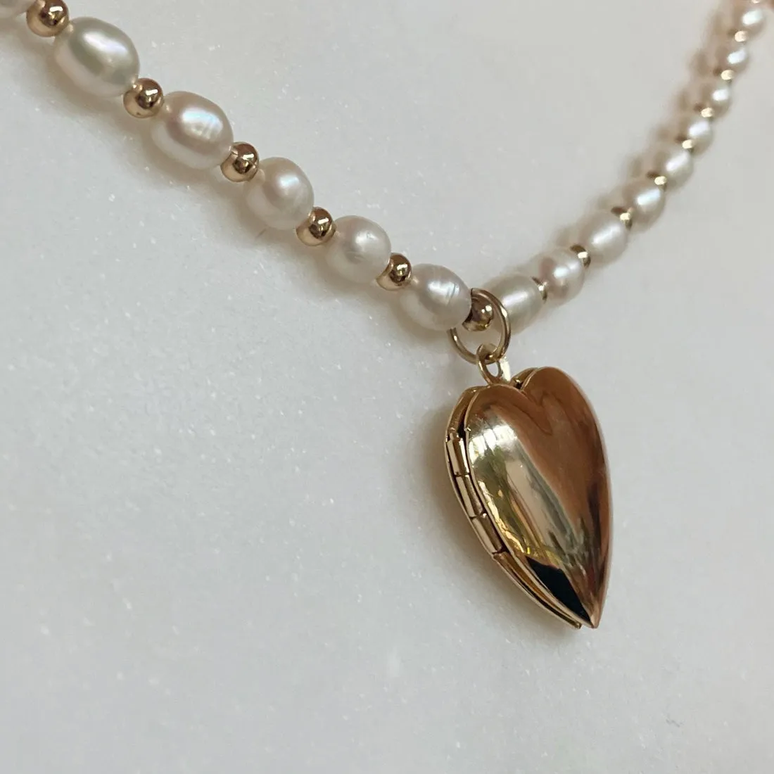 HOUSE OF AU. ORA Heart of Gold Locket Pearl Necklace