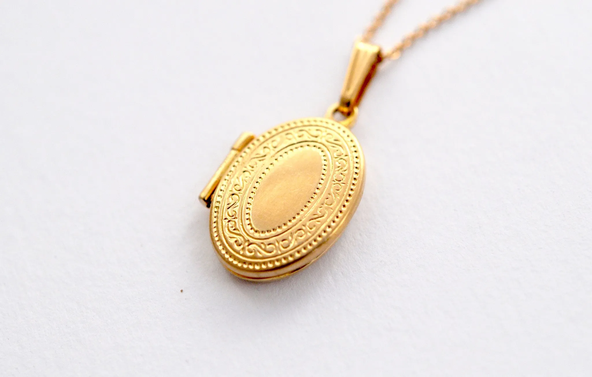 necklace / gold 14k 2-sided engraved tiny locket