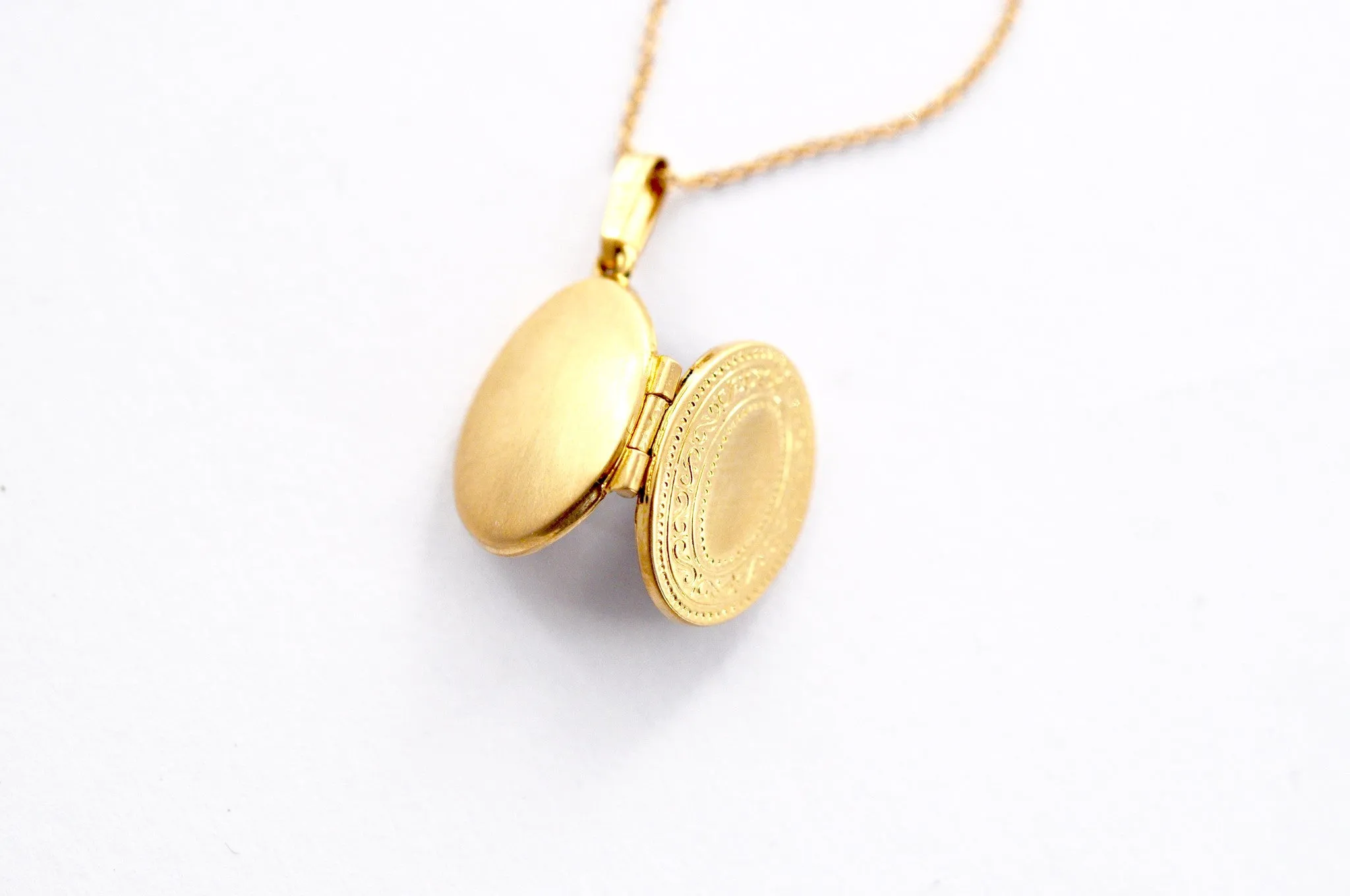 necklace / gold 14k 2-sided engraved tiny locket