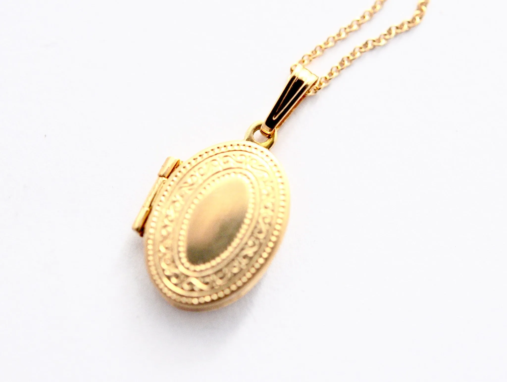 necklace / gold 14k 2-sided engraved tiny locket